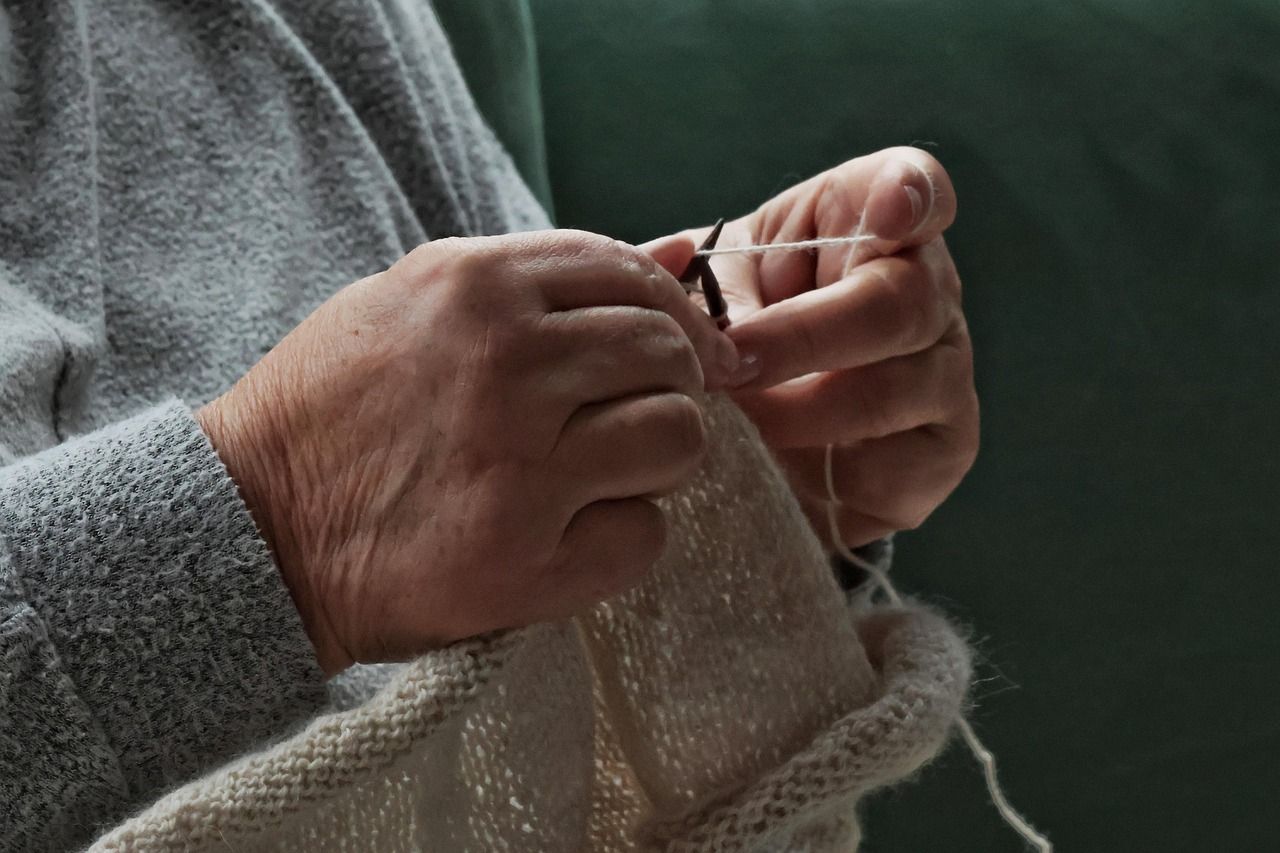 service-04 knit, hobby, leisure time, woman, wool, knitting needles, fashion, lifestyle, handwork