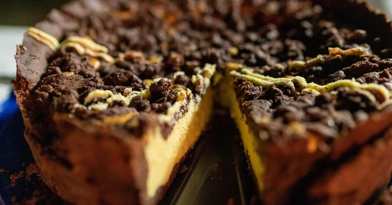 Warum ist mein Kuchen innen noch roh, obwohl der Rand schon dunkel ist?